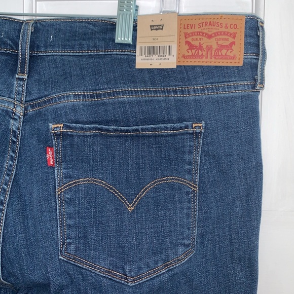 Women’s Levi’s 311 Shaping Skinny Capri (Dark Wash) - Picture 3 of 7